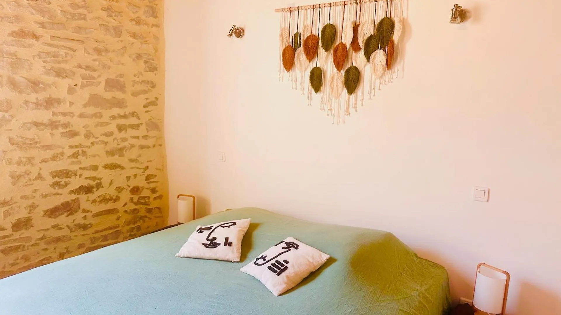 Superbe Maison En Pierre Sault-Brenaz Francie